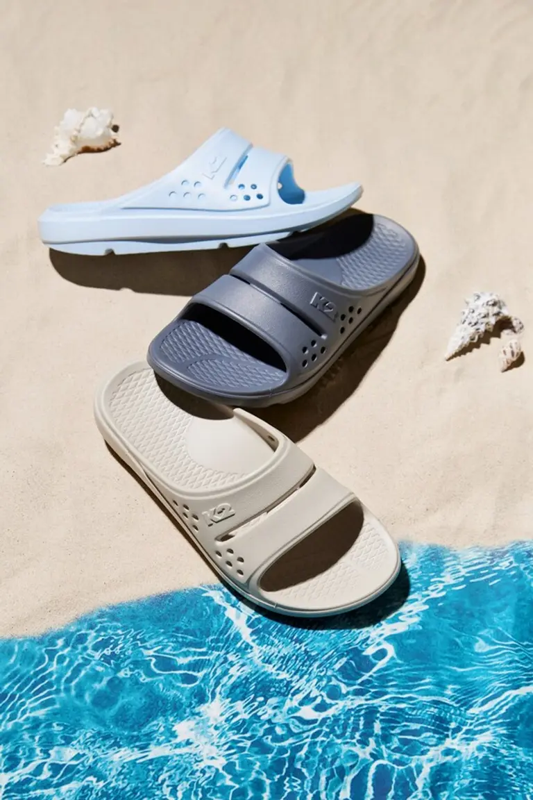 K2가 여름 바캉스 시즌을 맞아 편안한 착용감의 슬리퍼 