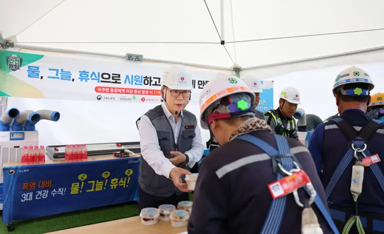 박현철 롯데건설 부회장이 ‘천안 롯데캐슬 더 청당 현장’에서 근로자들에게 팥빙수과 건강음료, 혹서기 용품 등을 나눠주고 있다. (사진제공. 롯데건설)