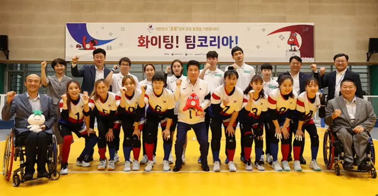 하나금융그룹은 지난 23일 경기도 대한장애인체육회 이천선수촌을 방문해 2024 파리 패럴림픽 국가대표 선수단을 격려하고, 대한장애인체육회에 후원금을 전달했다. 이날 행사에 참석한 함영주 하나금융그룹 회장(앞줄 왼쪽 여섯 번째)과 정진완 대한장애인체육회장(앞줄 왼쪽 첫 번째)이 패럴림픽 국가대표 선수들과 선전을 다짐했다. [출처: 하나금융그룹]