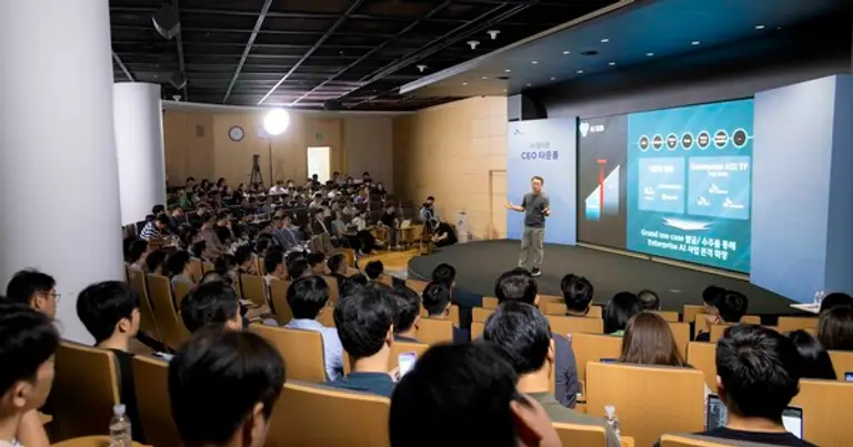 SK텔레콤 유영상 CEO가 25일 오전 을지로 SKT본사 T타워에서 타운홀 미팅을 열고 AI 사업 전략과 본원적 경쟁력 강화(OI) 방안을 구성원들에게 공유했다.