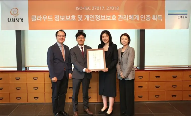 지난 24일 서울 여의도 63빌딩에서 열린 ISO/IEC 27017, 27018 인증 수여식에서 한화생명이 인증서를 받았다. 왼쪽부터 한화생명 조병선 CISO, 한화생명 이창희 COE부문장, DNV 비즈니스어슈어런스코리아 이소영 대표, DNV 비즈니스어슈런스코리아 류현정 운영실장이다. [출처: 한화생명]