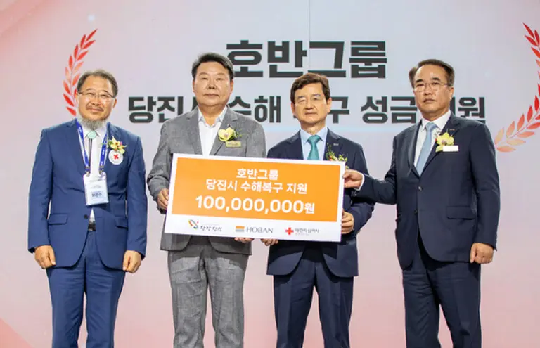 호반그룹, 당진시 수해복구를 위해 성금을 전달했다. (사진 왼쪽부터) 문은수 대한적십자사 충남지회장, 오성환 당진시장, 김선규 호반그룹 회장, 송종민 대한전선 부회장. (사진제공. 호반그룹)