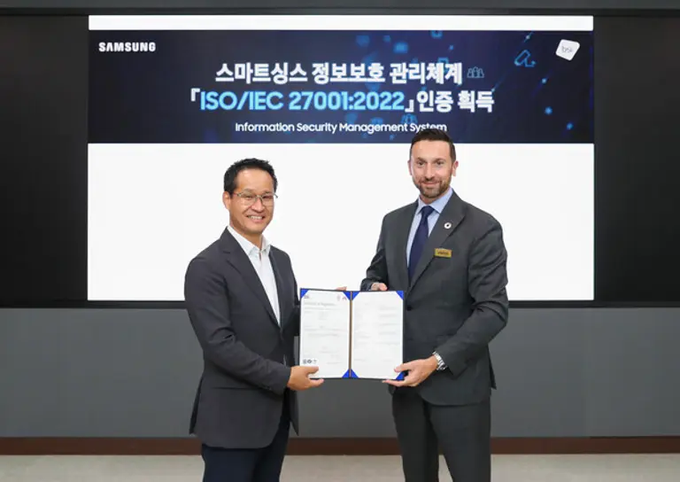 삼성전자 디지털플랫폼센터장 최승범 부사장(왼쪽)과 영국왕립표준협회 해롤드 프라달(Harold Pradal) 인증 서비스 부문장