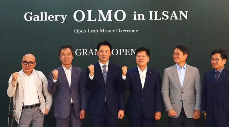  올모일산 오픈식에 참석한 관계자들이 기념사진을 촬영하고 있다. 올모 김현종 서울경기대표(왼쪽 세번째)와 ㈜한화 건설부문 전창수 인사지원실장(좌측 네번째) (사진제공. 한화 건설부문)