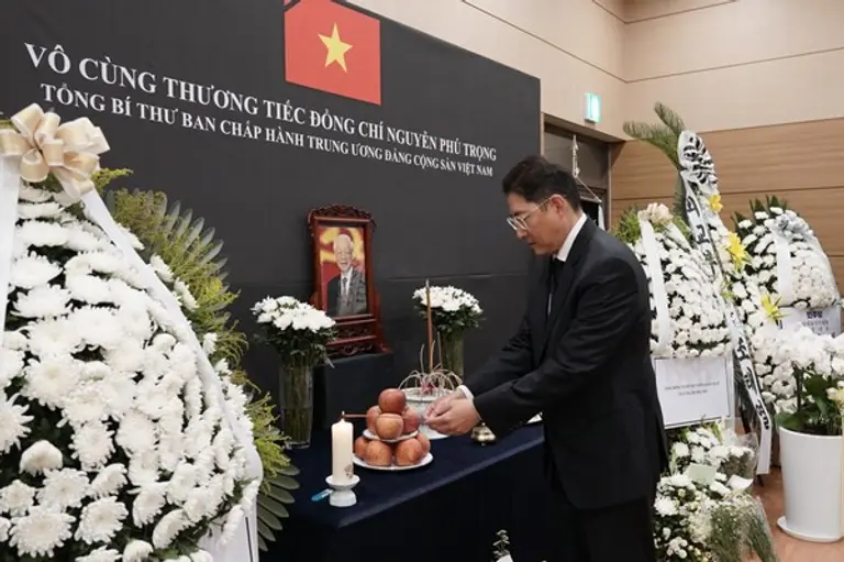 조현준 회장이 26일 주한 베트남 대사관을 찾아 故 응우옌 푹 쫑 베트남 공산당 서기장을 조문하고 있다. (사진제공. 효성)