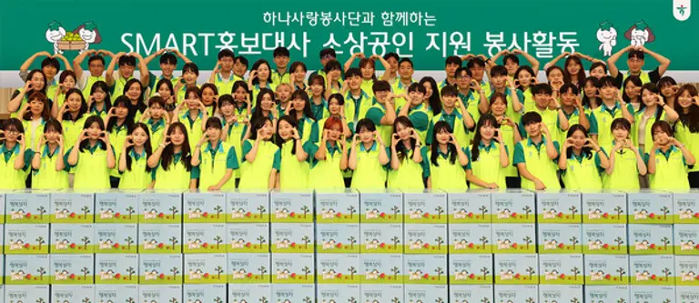 하나금융그룹은 지난 26일 그룹 임직원과 대학생 홍보대사 100여 명이 지역사회 소상공인을 위한 봉사를 실천했다고 28일 밝혔다. [출처: 하나금융그룹]