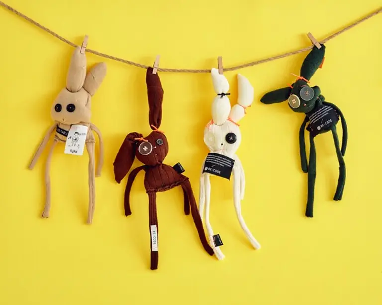 업사이클링 패션 브랜드 래코드와 정희기 작가가 협업해 선보인 양말인형 래;토 (사진제공. 코오롱 FnC)