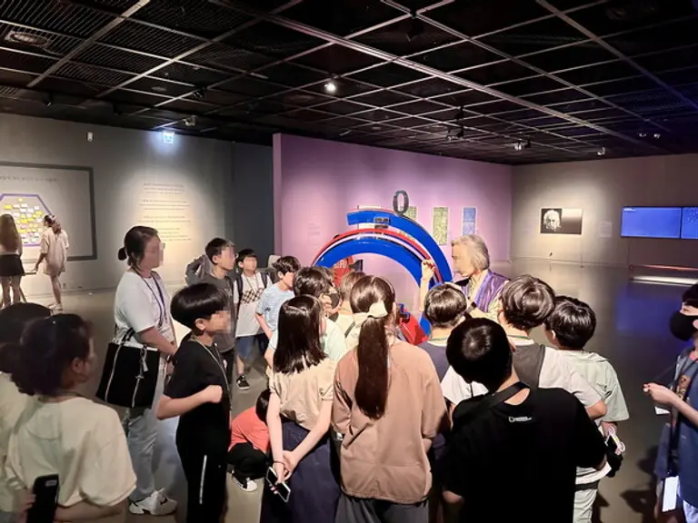  * 광주시립미술관 2024 여름 특별전 ‘우주의 언어-수 x 한국미술명작’을 관람하고 있는 학생들 모습. /제공: 광주시립미술관