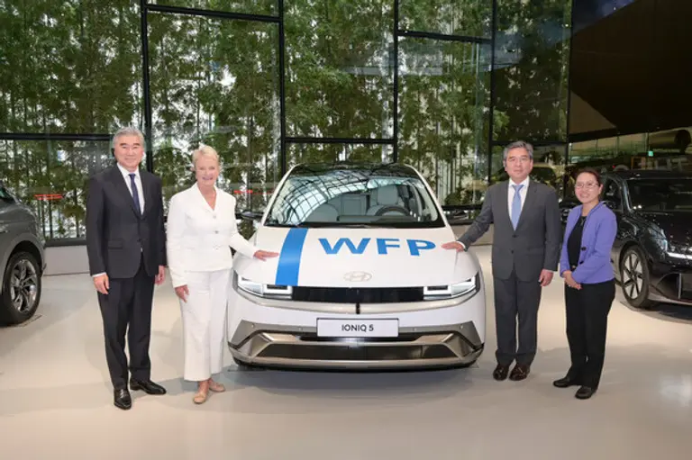 현대자동차가 유엔세계식량계획과 모빌리티 부문 파트너십을 체결했다. (사진 오른쪽부터) 박경란 WFP 비상대응국장, 장재훈 현대차 사장, 신디 매케인 WFP 사무총장, 성 김 현대차 고문이 WFP 로고로 랩핑한 아이오닉 5 옆에서 기념사진을 찍고 있다. (사진제공. 현대자동차)