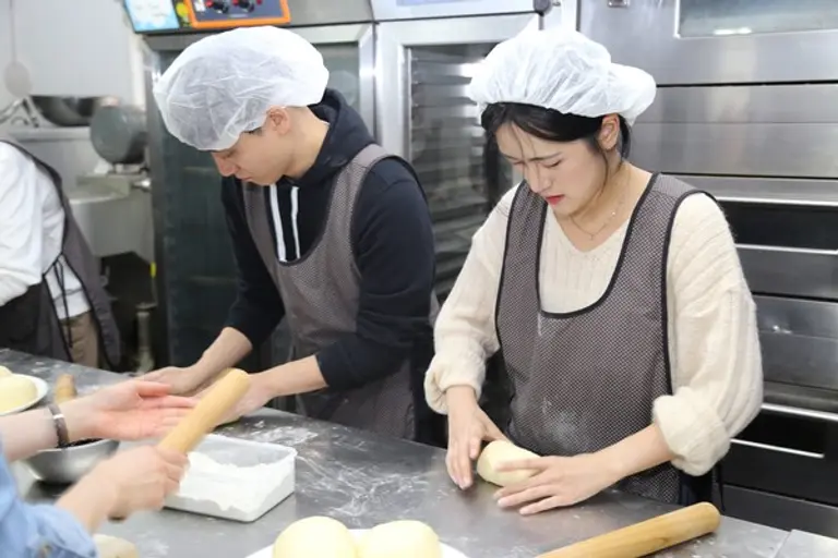 ‘사랑의 빵 만들기’ 봉사활동에 참여한 DL이앤씨 직원들이 밀가루를 반죽하고 있다. (사진제공. DL이앤씨)