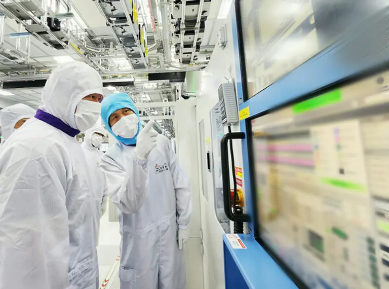 최태원 SK그룹 회장(왼쪽)이 5일 SK하이닉스 주요 경영진과 함께 SK하이닉스 이천캠퍼스 HBM 생산현장을 점검하고 있다.