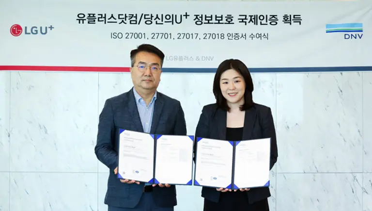 홍관희 LGU+ 사이버보안센터장(왼쪽)과 이소영 디엔브이비즈니스어슈어런스코리아 대표