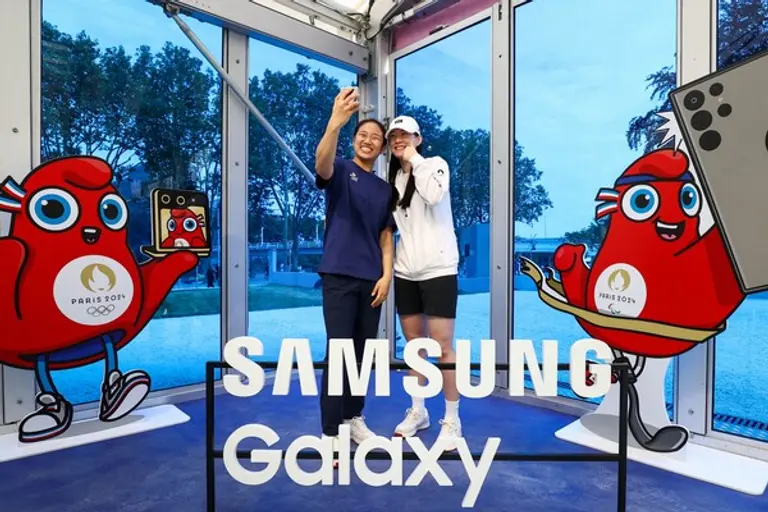 팀 삼성 갤럭시 멤버인 안세영(대한민국, 배드민턴) 선수와 대한민국 배드민턴 국가대표 김가은 선수가 2024 파리 올림픽·패럴림픽 선수촌 내 삼성 올림픽 체험관 포토존에서 셀피를 찍고 있다.