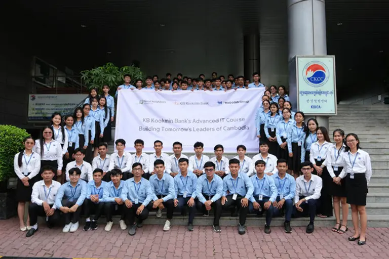지난 2일 캄보디아 왕립프놈펜대학교 한-캄보디아 협력센터에서 열린 ‘캄보디아 KB IT 아카데미’ 발대식. [출처: KB국민은행]