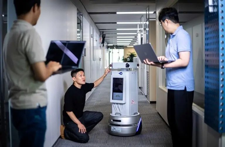 판교사옥에서 연구 중인 SK텔레콤 연구원들의 모습