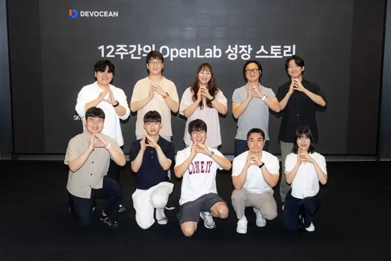 SKT타워 수펙스홀에서 진행된 ‘제6회 데보션 테크 데이’의 발표자들이 단체 사진을 촬영하는 모습