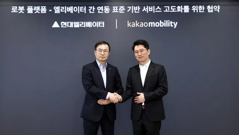 조재천 현대엘리베이터 대표이사(왼쪽)와 류긍선 카카오모빌리티 대표