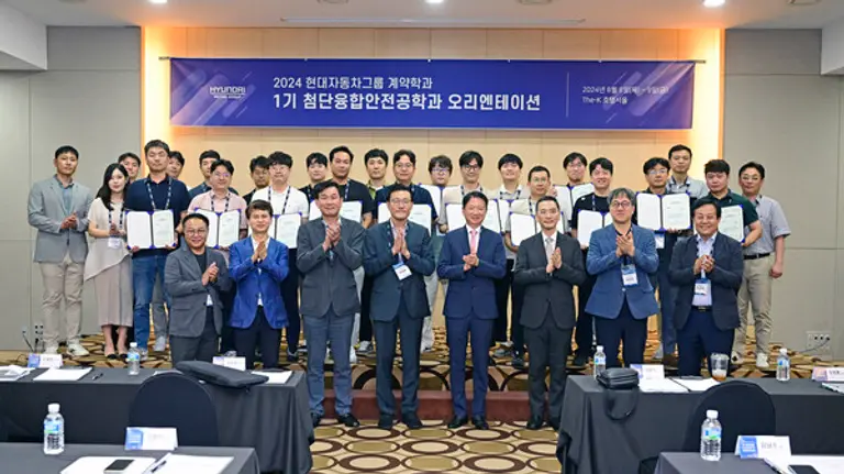 1열 왼쪽부터 현대차그룹 CMO 김도식 상무, 현대엔지비 임준채 미래인재팀장, 현대차그룹 한용빈 부사장, 고용노동부 김종윤 산업안전보건본부장, 숭실대 김병직 안전융합대학원장, 현대엔지비 오정훈 대표이사, 숭실대 이상준 기획조정실장, 이준원 안전융합대학원 교수와 1기 입학생들(2~3열)