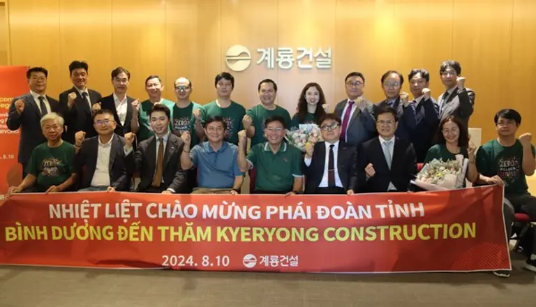 베트남 빈증성 방문단이 대전 계룡건설 본사를 방문해 상호협력 방안을 논의했다. (앞줄 왼쪽 3번째부터) 계룡건설 오태식 사장, 베트남 빈증성 응웬 반 록 인민의회 의장, 마이 홍 중 수석부성장, 계룡건설 윤길호 사장 (사진제공. 계룡건설)