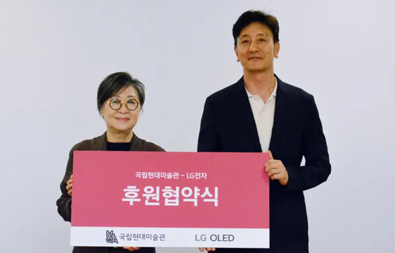 왼쪽부터 국립현대미술관 김성희 관장, LG전자 오승진 한국HE/BS마케팅담당