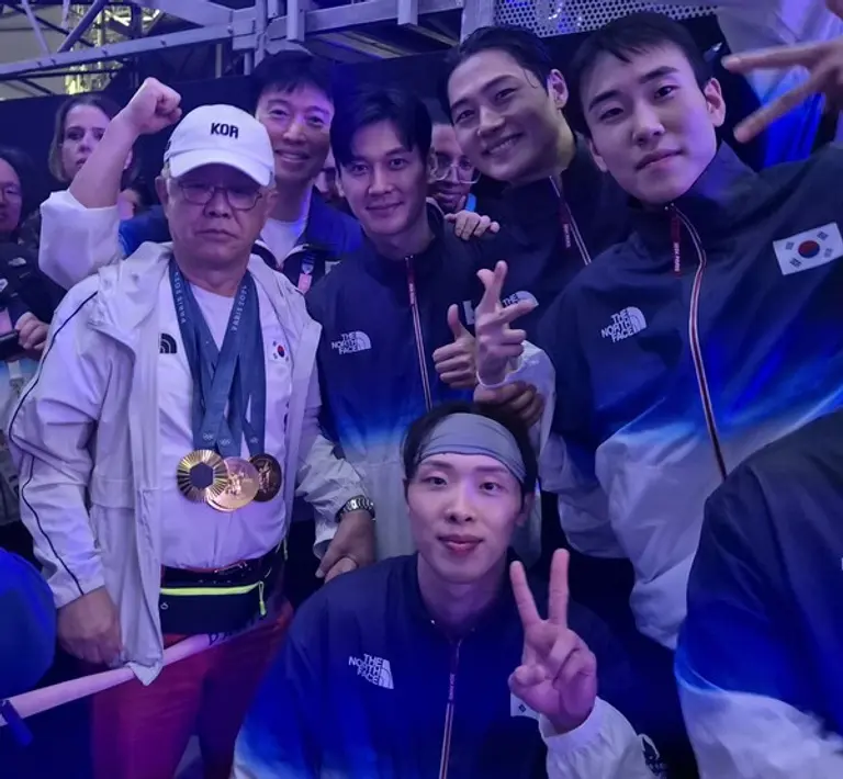 최신원 대한펜싱협회 회장(왼쪽)이 지난달 31일 파리 올림픽 펜싱 사브르 남자 단체전 결승에서 금메달을 따낸 선수들과 기념사진을 찍고 있다. 선수들이 최 회장에게 감사한 마음을 담아 금메달을 목에 걸어줬다. 최 회장 옆으로 펜싱 국가대표 구본길, 오상욱, 도경동. 아래쪽은 박상원 선수