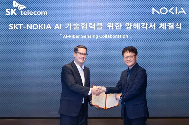 왼쪽부터 존 해링턴(John Harrington) 노키아 아시아태평양 사장과 류정환 SK텔레콤 인프라 전략기술CT담당