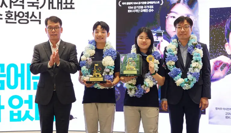 김성태 IBK기업은행장(왼쪽)이 14일 서울 중구 기업은행 본점에서 열린 IBK사격단 환영행사에서 송종호 선수(왼쪽 두 번째), 오예진 선수(왼쪽 세 번째), 채근배 감독(왼쪽 네 번째)에게 포상금과 격려품을 전달했다. [출처: IBK기업은행]