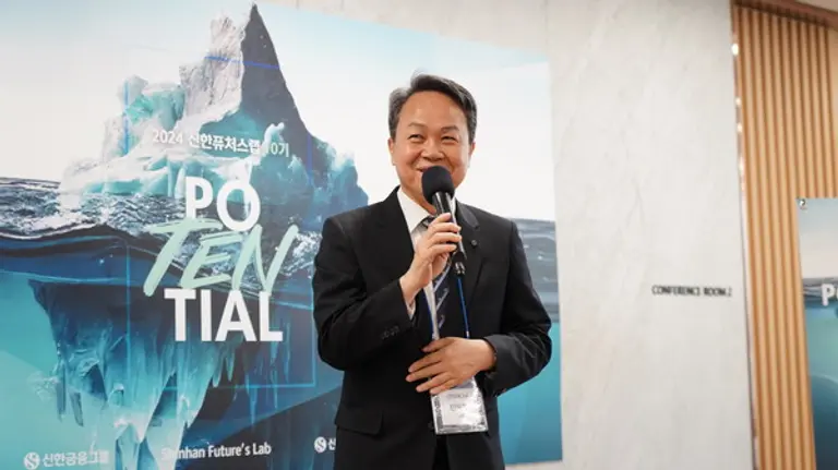 진옥동 신한금융그룹 회장이 지난달 4월 30일 서울 강남구 신한벤처투자 본사에서 열린 신한 퓨처스랩 10기 웰컴데이에서 환영사를 했다. [출처: 신한금융그룹]