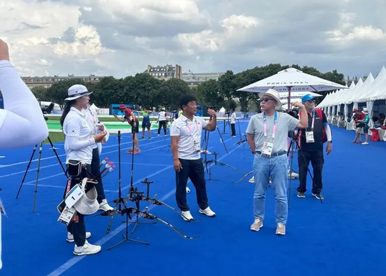 현대차그룹 정의선 회장이 지난 1일(현지시간) 파리 앵발리드에 있는 연습장을 찾아 양궁 3개 종목(여자개인·여자단체·혼성단체) 금메달리스트 임시현(사진 왼쪽), 양창훈(오른쪽 셋째) 여자 양궁 대표팀 감독을 격려하고 있다.