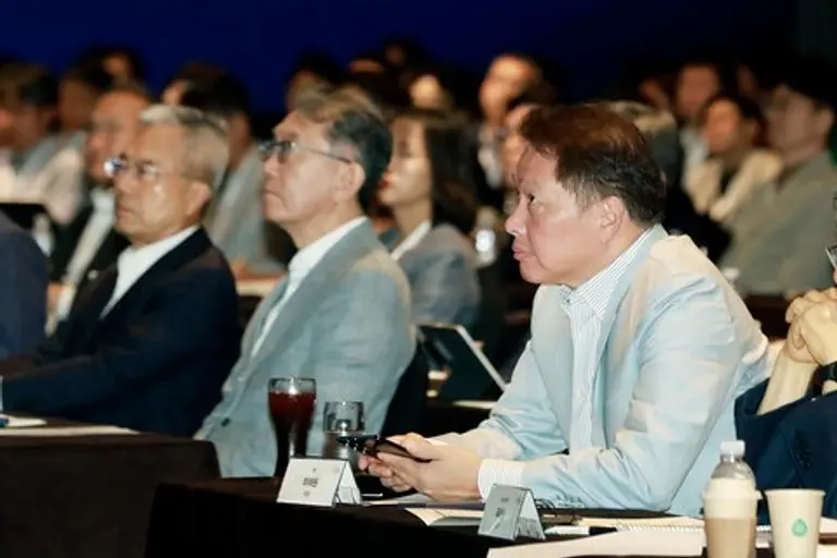 최태원 SK그룹 회장이 19일 개막한 