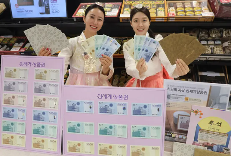 이마트 용산점에서 모델들이 추석 선물로 꾸준한 인기를 끄는 