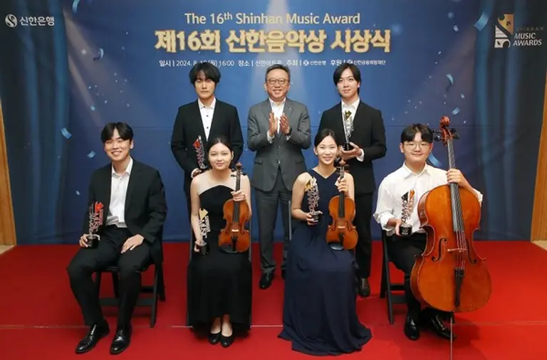 지난 19일 서울시 강남구 역삼동 소재 신한아트홀에서 진행된 ‘제16회 신한음악상’ 시상식에서 신한은행 정상혁 은행장(뒷줄 가운데)과 수상자들이 기념촬영하는 모습