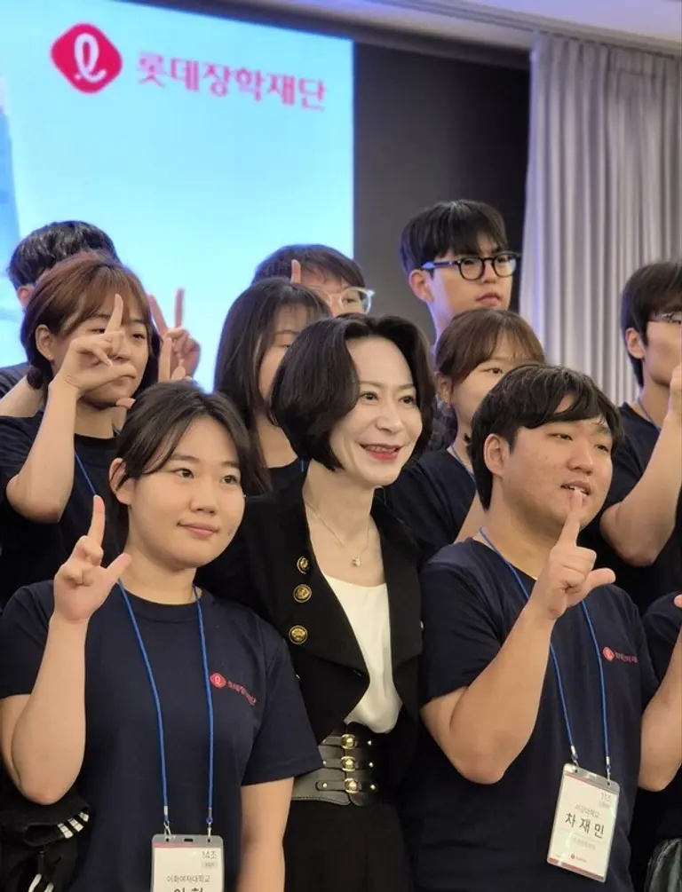 장혜선 이사장(앞줄 가운데)이 신격호 한마음 소통캠프에 참가한 희망장학생들과 기념촬영을 하고 있다. (사진제공. 롯데장학재단)