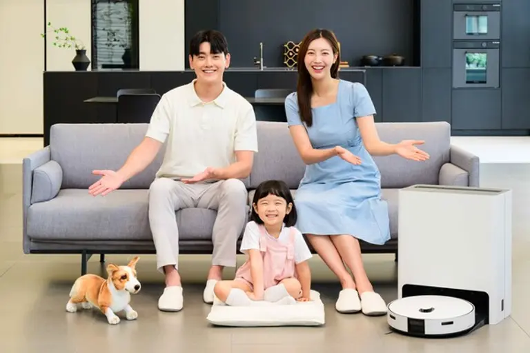 삼성전자 모델들 스마트 포워드를 통해 물걸레 자동 세척 로봇청소기 