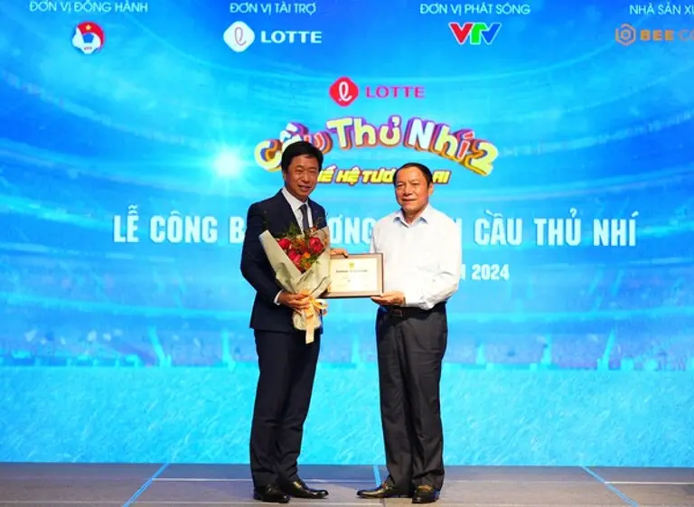 응우옌 번 훙 베트남 문화체육부장관(오른쪽)은 롯데가 베트남 유소년 축구 발전 기여에 대한 보답으로 이갑 롯데지주 커뮤니케이션실장(왼쪽)에게 감사패를 전달했다.
