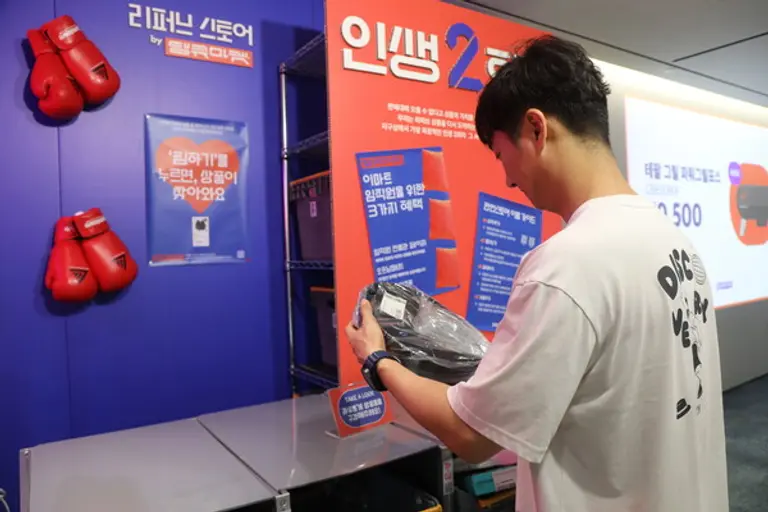 이마트 임직원이 본사 리퍼브 팝업 스토어에서 상품을 고르고 있다. (사진제공. 이마트)