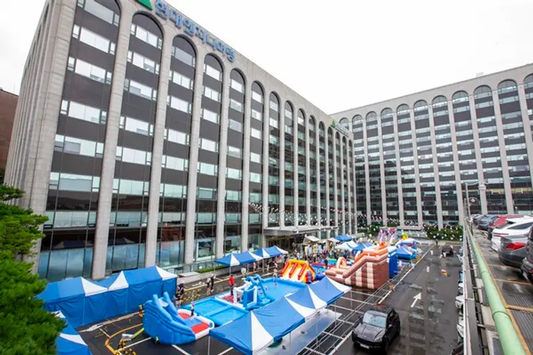  현대엔지니어링 계동 사옥에 ‘현엔 워터파크’를 설치하고 임직원 가족을 위한 사옥 초청 행사를 진행했다. (사진제공. 현대엔지니어링)