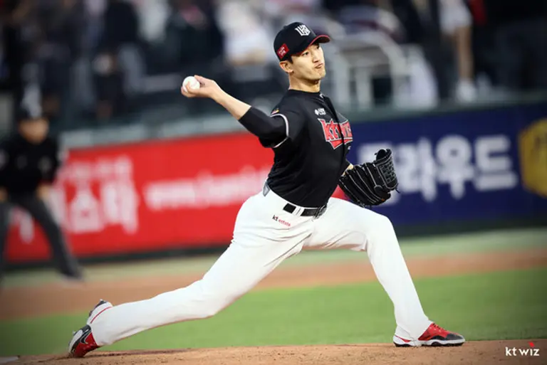  프로야구 kt 위즈가 지난해 6월 부산 사직구장에서 열린 2023 신한은행 쏠(SOL) KBO리그 롯데 자이언츠와 방문경기에서 선발 고영표의 호투에 힘입어 3연승을 거뒀다. 사진은 고영표의 역투 모습. [출처: kt 위즈]