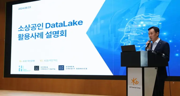 지난 23일 서울 영등포구 KB국민은행 여의도 신관 다목적홀에서 열린 소상공인 데이터레이크 설명회에서 육창화 KB국민은행 AI데이터혁신본부 부행장이 발표하고 있다. [출처: KB국민은행]