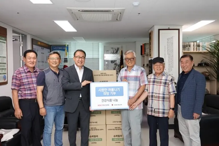 HDC현대산업개발이 충청남도 천안시 지역사회 어르신들을 위한 오메가3 영양제 1천 개를 기탁했다. (사진 왼쪽부터) 윤원재 대한노인회 천안시지회 사무국장, 강준형 HDC현대산업개발 천안성성5지구 아이파크 건축책임자, 신왕섭 HDC현대산업개발 실장, 윤수호 대한노인회 천안시지회 부회장, 최희태 대한노인회 천안시지회 부회장, 이윤표 금성경로당 회장. (사진제공.HDC현대산업개발)