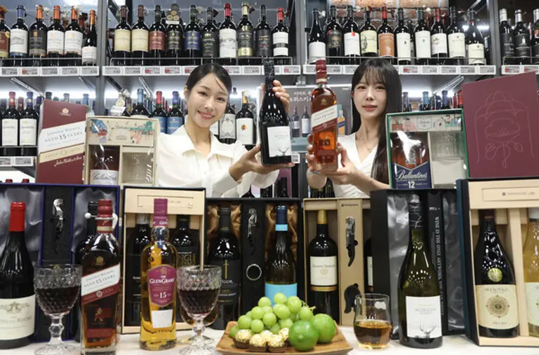 이마트 용산점에서 모델이 이마트 추석 와인, 위스키 선물세트를 소개하고 있다. 이마트는 사전예약 기간인 9월 6일(금)까지 다양한 와인과 위스키 선물세트를 할인 판매한다. (사진제공. 이마트)