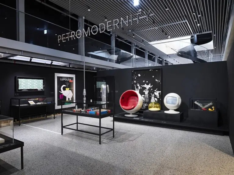 플라스틱, 새로운 발견>展 섹션 3 ‘페트로 모더니티’