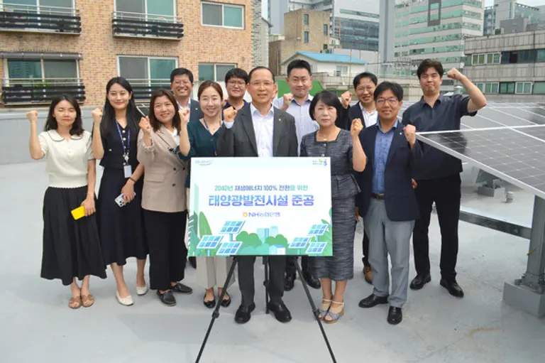 지난 26일 NH농협은행 의정부시지부에서 열린 태양광 발전시설 준공식에서 농협은행 박병규 수석부행장(가운데)과 임직원이 기념사진을 촬영했다. [출처: NH농협은행]