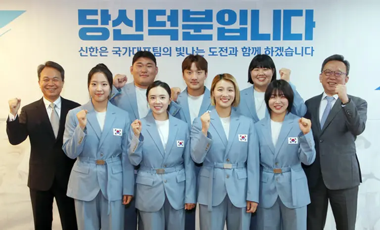 신한금융그룹은 지난 27일 서울 중구 본사에서 파리 올림픽 후원 선수 7인을 초청해 축하했다. 사진 왼쪽부터 진옥동 신한금융 회장, 신유빈 선수, 김민종 선수, 전지희 선수, 이준환 선수, 김지수 선수, 김하윤 선수, 허미미 선수, 정상혁 신한은행장이다. [출처: 신한금융그룹]