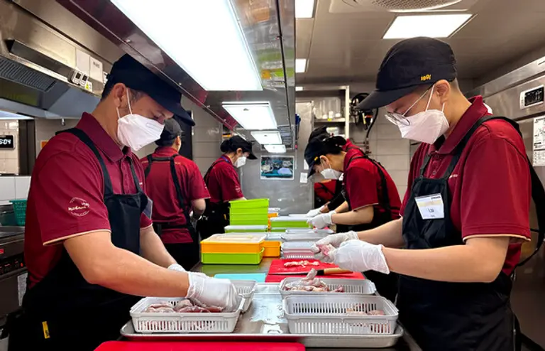 교촌 말레이시아 마스터프랜차이즈(MF) 직원들이 지난 22일 경기도 오산시 교촌에프앤비 정구관에서 조리교육을 받고 있다. (사진제공: 교촌에프앤비)