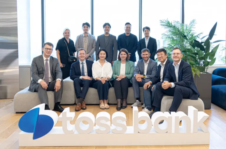 토스뱅크 이은미 대표(앞줄 왼쪽 세 번째)가 지난 28일 서울 강남구 토스뱅크 본사를 찾은 긴터레이 스케이 리투아니아 재무부 장관(앞줄 왼쪽 네 번째)을 비롯한 리투아니아 경제사절단을 환대했다. [출처: 토스뱅크]