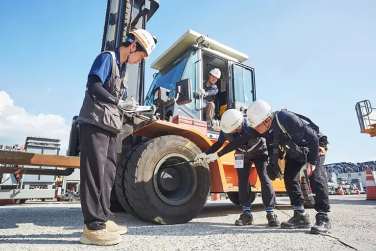 한화 건설부문이 건설기계 담당자들을 대상으로 현장 안전교육을 진행했다. (사진제공. 한화 건설)