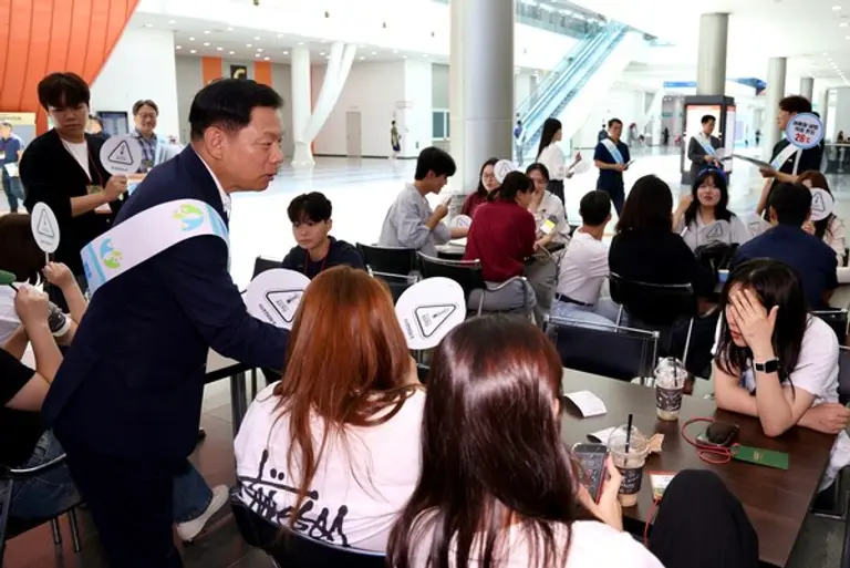 한전KDN 직원들이 에너지 절약 손부채를 나눠주고 있다.