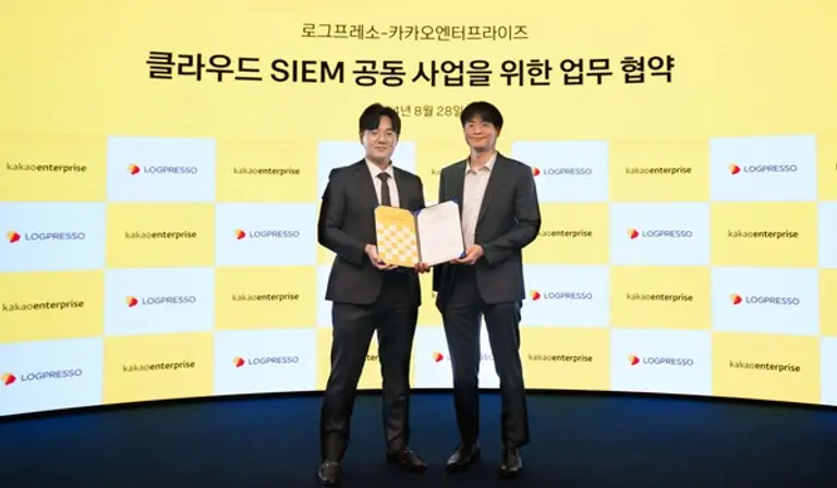 왼쪽부터 강석종 카카오엔터프라이즈 CPO, 양봉열 로그프레소 대표이사.