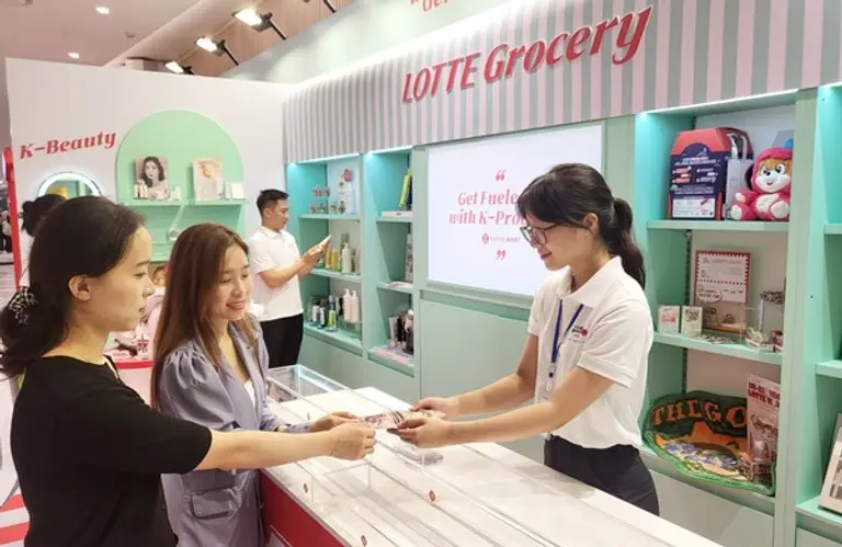 롯데가 베트남 하노이에 위치한 롯데몰 웨스트레이크 하노이에서 